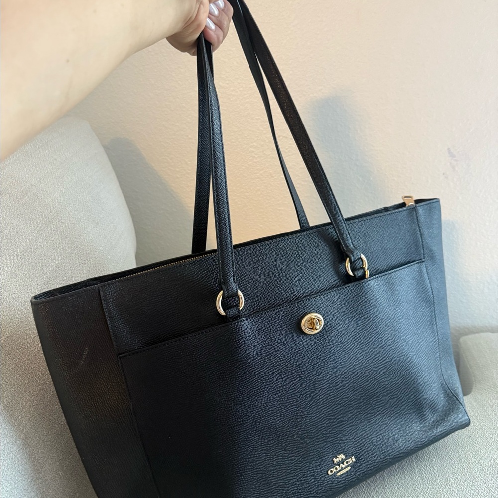 Coach City Zip Tote in Crossgrain Leather with Turn Lock Front Detail - Picture 8 of 16